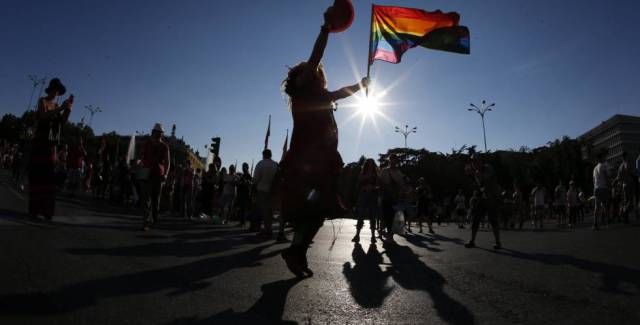 Un participante con la bandera del arco iris en la manifestación del Orgullo LGTB ,la más grande de Europa, que hoy recorre el centro de Madrid. Un participante con la bandera del arco iris en la manifestación del Orgullo LGTB ,la más grande de Europa, que hoy recorre el centro de Madrid.