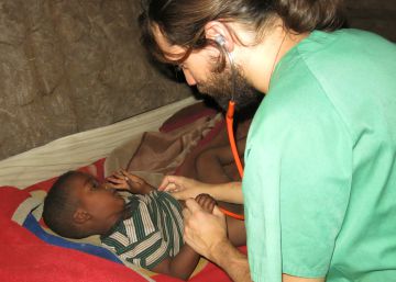 El pediatra Iñaki Alegría atiende a un paciente en Gambo, Etiopía. El pediatra Iñaki Alegría atiende a un paciente en Gambo, Etiopía.