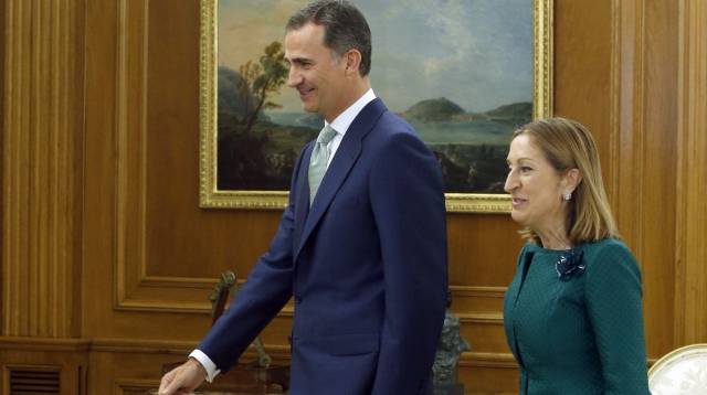 Felipe VI con la presidenta del Congreso, Ana Pastor.