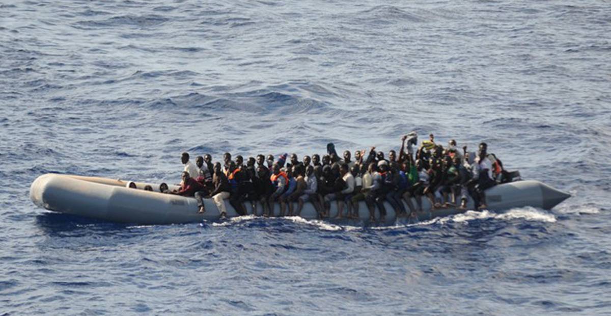 Migrantes rescatados de una embarcación frente a la costa de Libia.