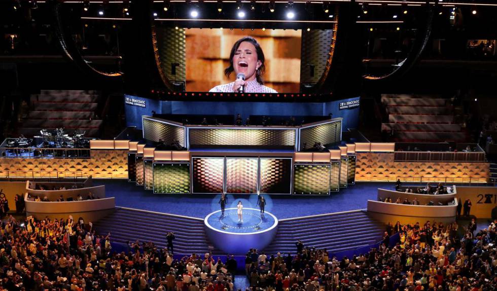 Demi Lovato, durante su actuación en la convención demócrata en Filadelfia.