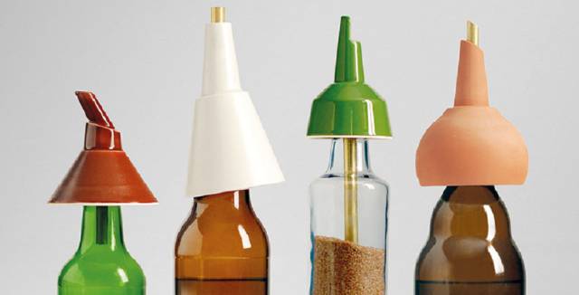 Botellas recicladas que ahora son aceiteras antigoteo y en azucareros dosificadores.