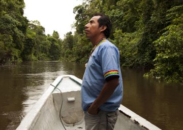 Manuel Coquinche, coordinador del proyecto de turismo comunitario Yaku Warmi, en la comuna de Martinica, observa la flora y fauna que rodea al río Cocaya. Manuel Coquinche, coordinador del proyecto de turismo comunitario Yaku Warmi, en la comuna de Martinica, observa la flora y fauna que rodea al río Cocaya.
