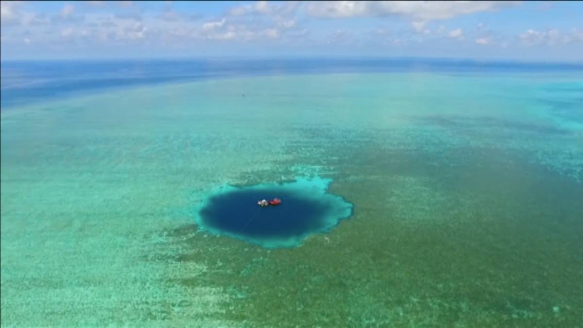El hundimiento de un submarino genera un agujero azul en un arrecife del mar de China