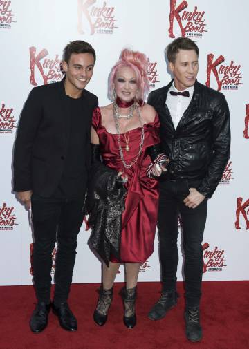 Daley y Lance com a cantora Cindy Lauper, na estreia do musical 