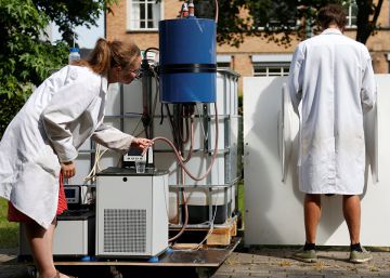Un grupo de investigadores inventa una máquina que transforma la orina en agua potable. Un grupo de investigadores inventa una máquina que transforma la orina en agua potable.