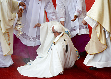 El Papa Francisco tropieza durante una misa en Polonia El Papa Francisco tropieza durante una misa en Polonia