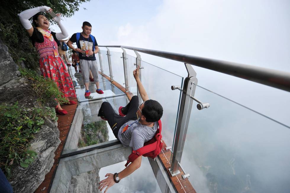 Fotos Un Paseo Por Un Puente De Cristal En Las Alturas De Tianmen