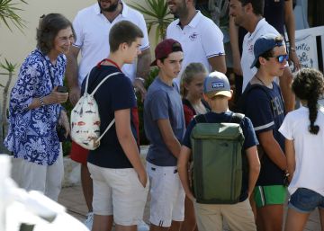 Doña Sofía reúne a sus nietos en el curso de vela