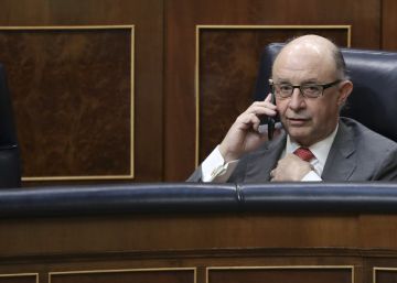 GRA191 MADRID, 1532017.- El ministro de Hacienda, Cristóbal Montoro, en el Congreso de los Diputados donde el presidente del Gobierno, Mariano Rajoy, expone las conclusiones del último Consejo Europeo EFEMariscal