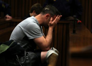 Oscar Pistorius, trasladado al hospital con heridas en las muñecas Oscar Pistorius, trasladado al hospital con heridas en las muñecas
