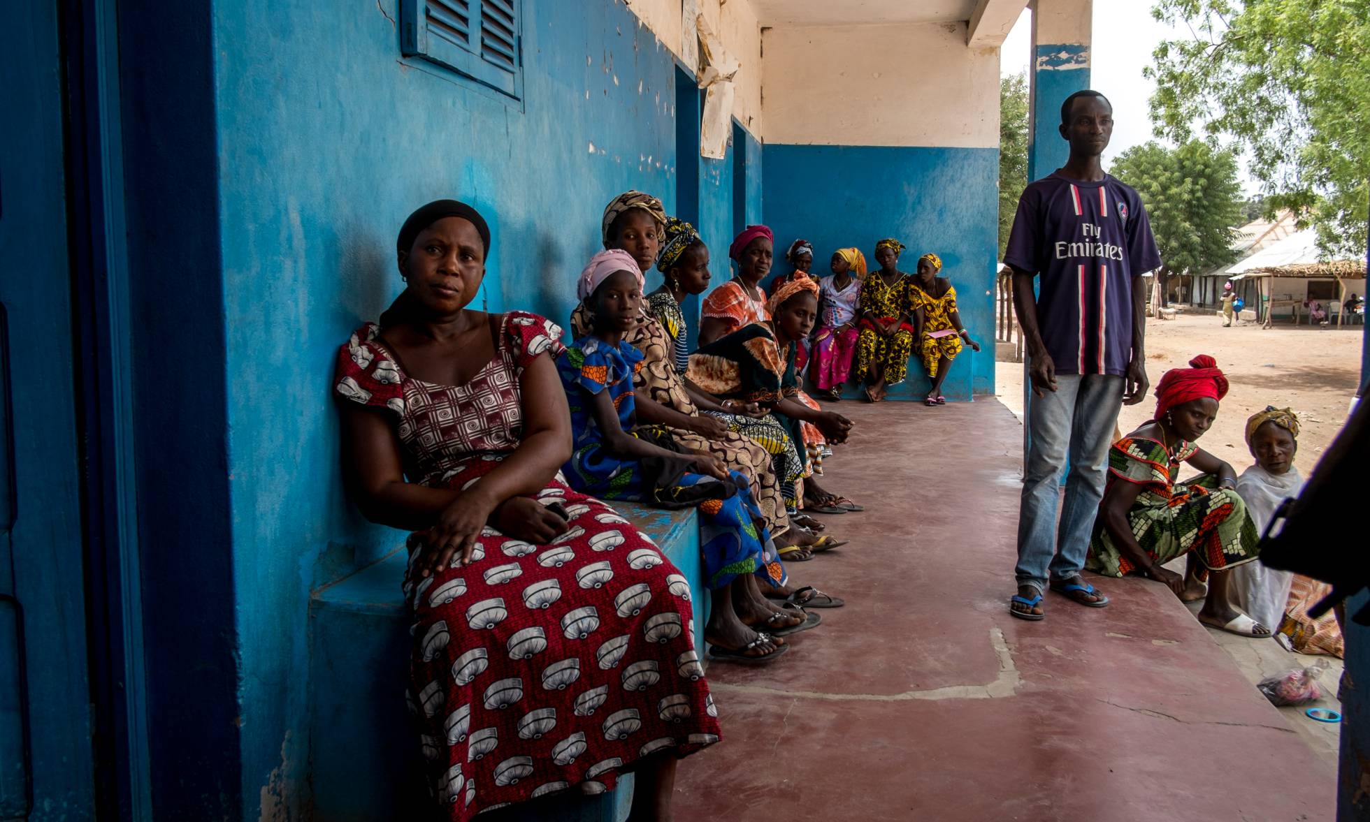 Espera ante un centro médico de la región de Bafata. Espera ante un centro médico de la región de Bafata.