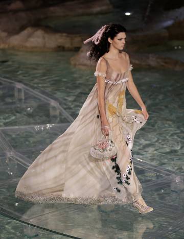 Kendall Jenner, camina por una pasera en la Fontana di Trevi de Roma con la que Fendi celebró su 90º aniversario a principios de julio.