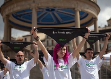 Un grupo de activistas protesta contra los encierros de San Fermín, en Pamplona.