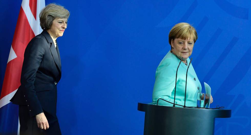 Merkel e May em Berlim o 20 de julho.