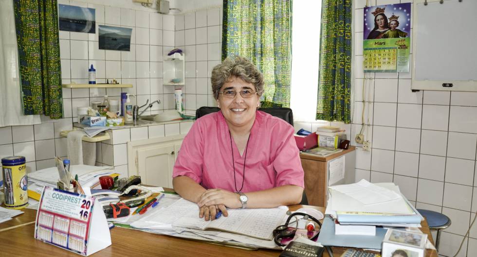 La hermana Ana Gutierrez, médico y directora del centro de salud de Bikop, y coordinadora de cuidados paliativos en Camerún.