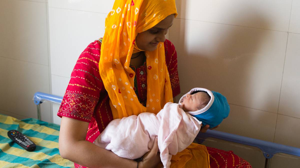 Una hija en India se considera una carga económica y social. Una hija en India se considera una carga económica y social.