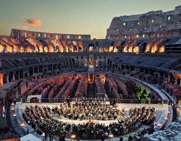 Se puede ir a escuchar música en una sala de conciertos o, si tiene uno suerte, que le monten un ‘greatest hits’ de Puccini, Rossini y Verdi en el Coliseo, con la arena iluminada y una puesta de sol como guinda.
