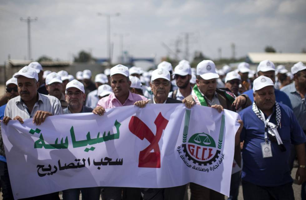 Comerciantes palestinos de Gaza se manifiestan el pasado 15 de agosto contra la suspensión de sus permisos para cruzar a Israel.
