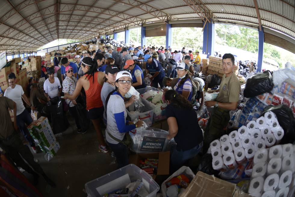 Voluntarios organizan el reparto de raciones a familias vulnerables afectadas por el terremoto del 16 de abril en Ecuador.