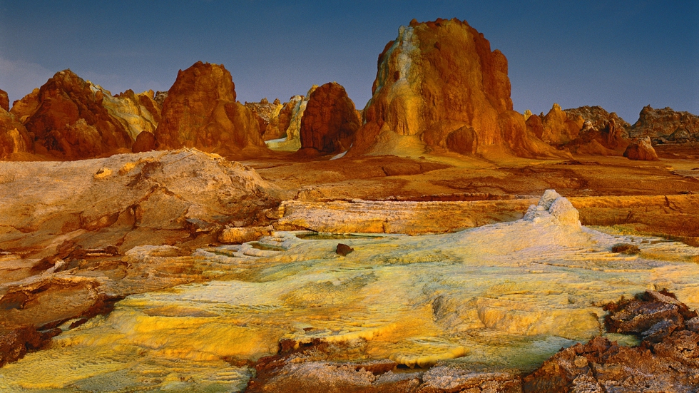 Formaciones hidrotermales en lo más alto del Dallo, una mezcla de agua caliente, magma y minerales. El aire huele a azufre y al amanecer la temperatura sobrepasarnya los 30 grados.