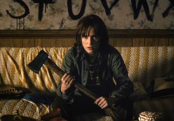 Wynona, dispuesta a todo por su hijo, en la serie 'Stranger things'.