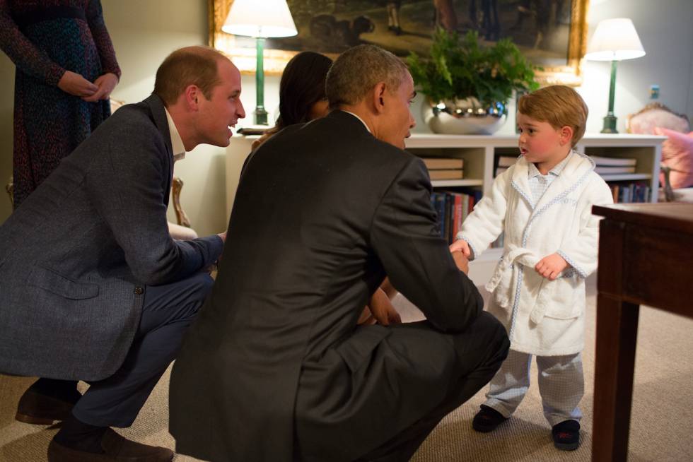 El duque de Cambridge y el presidente estadounidense, Barack Obama, agachados para hablar con el príncipe Jorge.