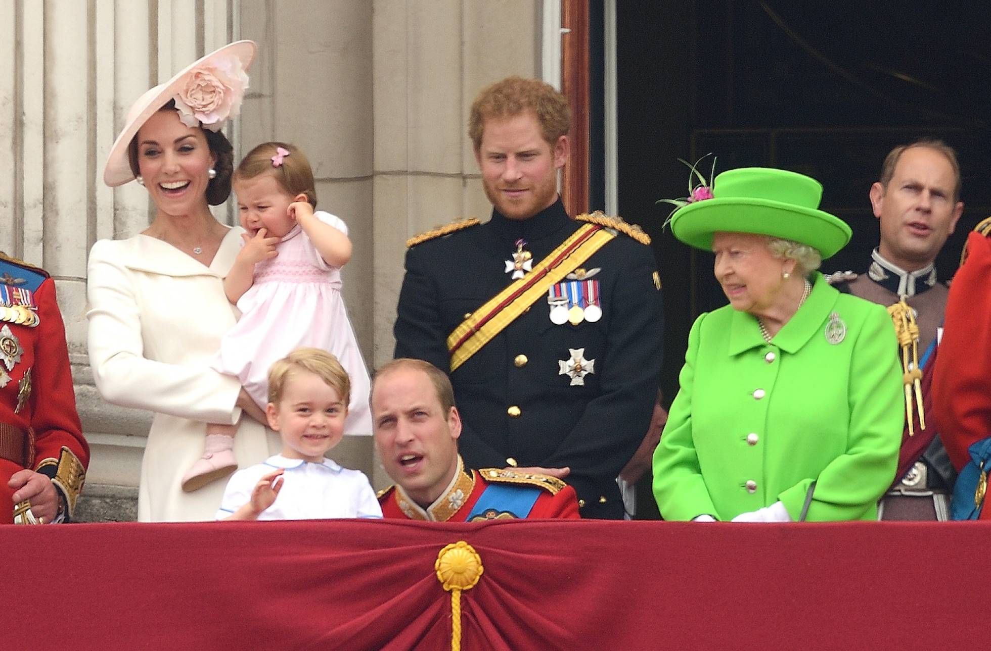 La reina de Inglaterra, Isabel II, reprende a su nieto, el duque de Cambridge, por incumplir el protocolo. Él solo intentaba educar a su hijo en la fortaleza emocional. La reina de Inglaterra, Isabel II, reprende a su nieto, el duque de Cambridge, por incumplir el protocolo. Él solo intentaba educar a su hijo en la fortaleza emocional.