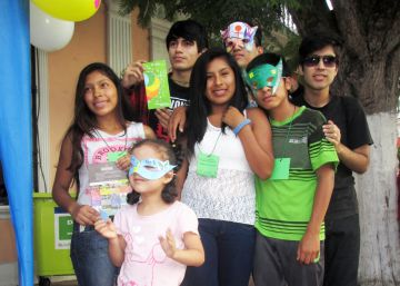 Jhon, en el centro con una máscara de colores, con otros chicos. Jhon, en el centro con una máscara de colores, con otros chicos.