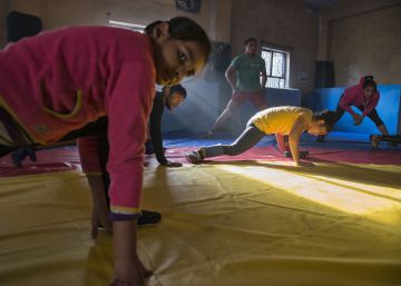 Un grupo de jóvenes indias entrena junto a hombres para el 'kushti'. Un grupo de jóvenes indias entrena junto a hombres para el 'kushti'.
