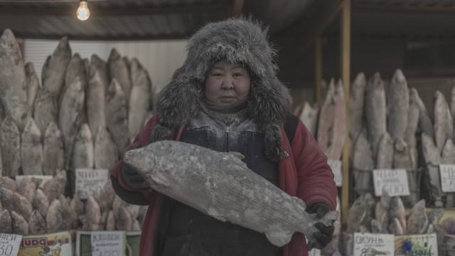 Una vendedora de pescado en Oymyakon, Rusia.