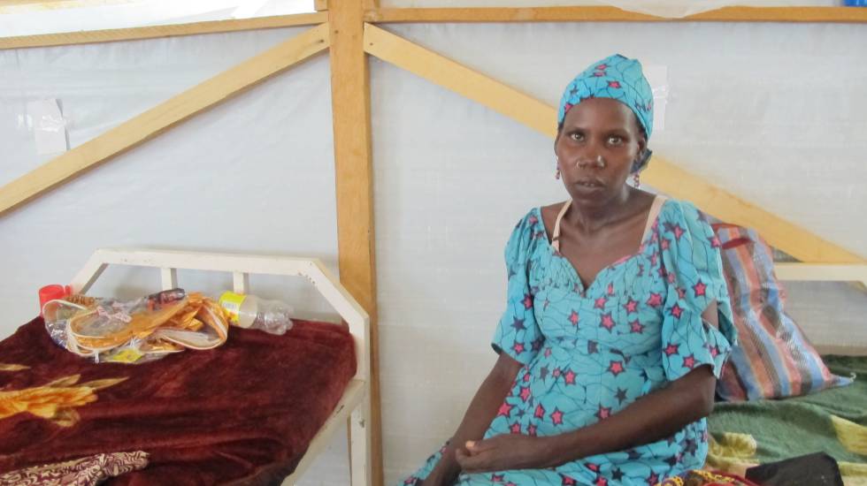 Dayo, de 31,llegó al hospital de Moraen Camerún con su hijo Barine, con malnutrición grave.