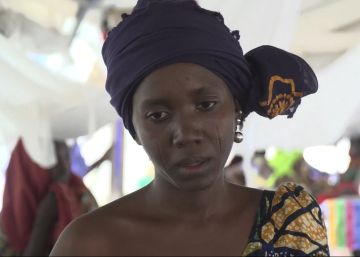 Fátima y su familia tuvieron que huir cuando Boko Haram atacó su pueblo. Ahora buscan refugio en Mairi Kuwait, en las afueras de Maiduguri. Fátima y su familia tuvieron que huir cuando Boko Haram atacó su pueblo. Ahora buscan refugio en Mairi Kuwait, en las afueras de Maiduguri.