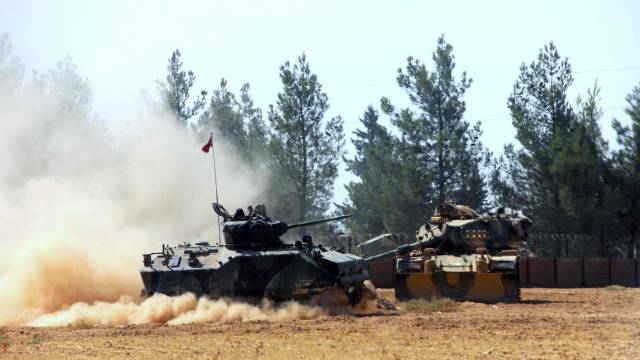 Tanques turcos junto a la frontera siria.