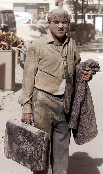 Un hombre camina, en las proximidades de las Torres Gemelas, después de que los aviones se estrellaran contra ellas.