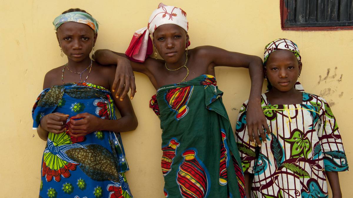 Tres mujeres de la familia Abdulhi en la aldea nigerina de Ta Kuti.  Tres mujeres de la familia Abdulhi en la aldea nigerina de Ta Kuti.