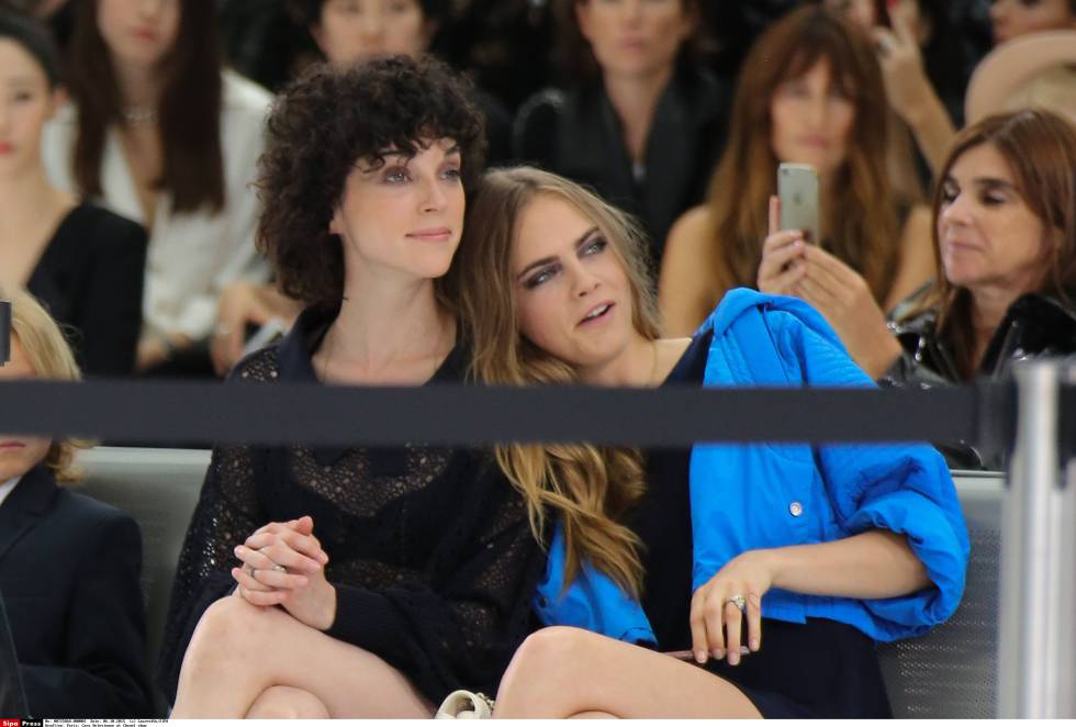 Cara Delevingne y su novia Annie Clark. Cara Delevingne y su novia Annie Clark.