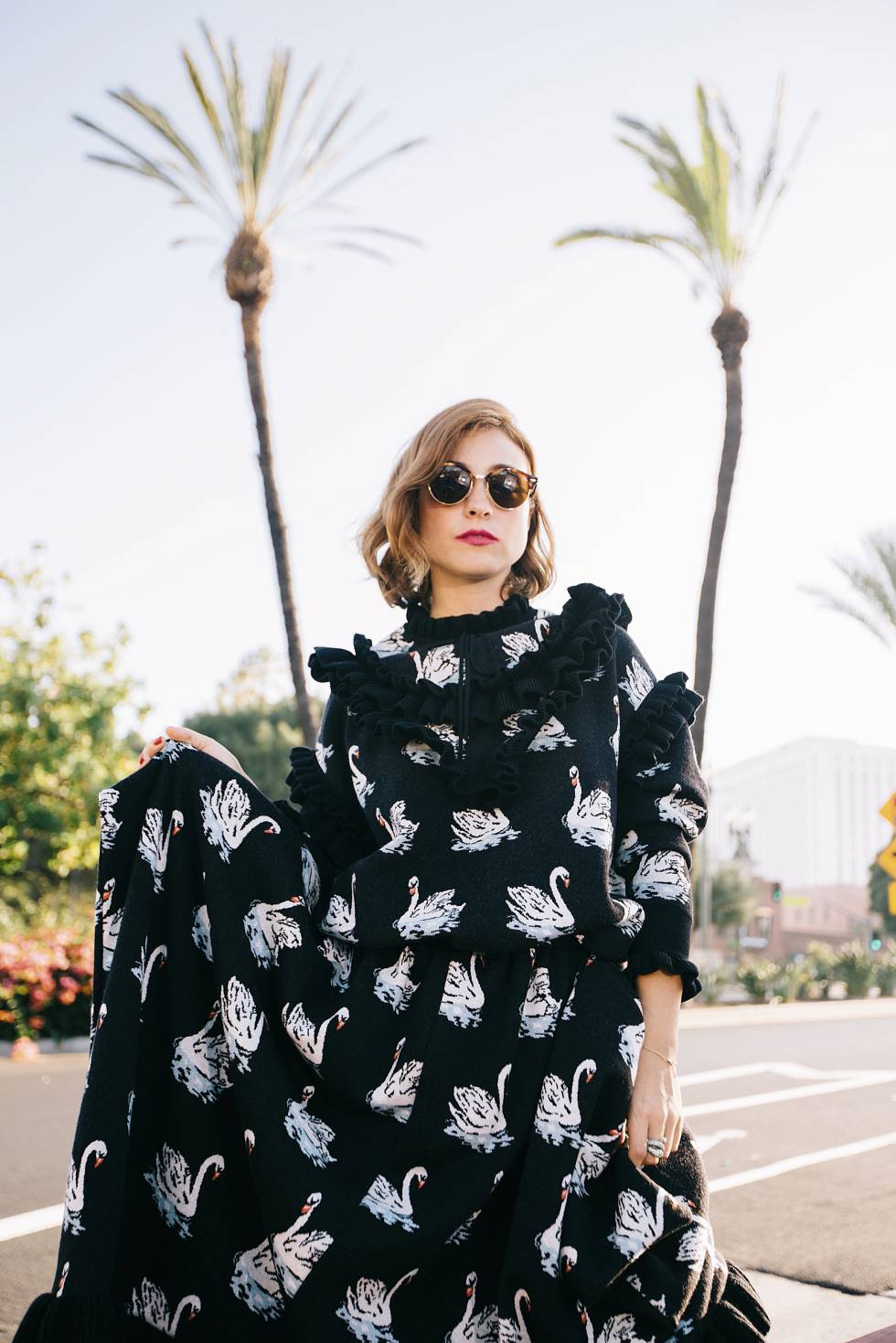 Vestido de Stella McCartney y gafas Clubround de Ray-Ban. La textura ligera y el acabado mate de sus labios se los debe al Rose Frivole de la línea Baby Doll Kiss and Blush de YSL Beuté. Vestido de Stella McCartney y gafas Clubround de Ray-Ban. La textura ligera y el acabado mate de sus labios se los debe al Rose Frivole de la línea Baby Doll Kiss and Blush de YSL Beuté.