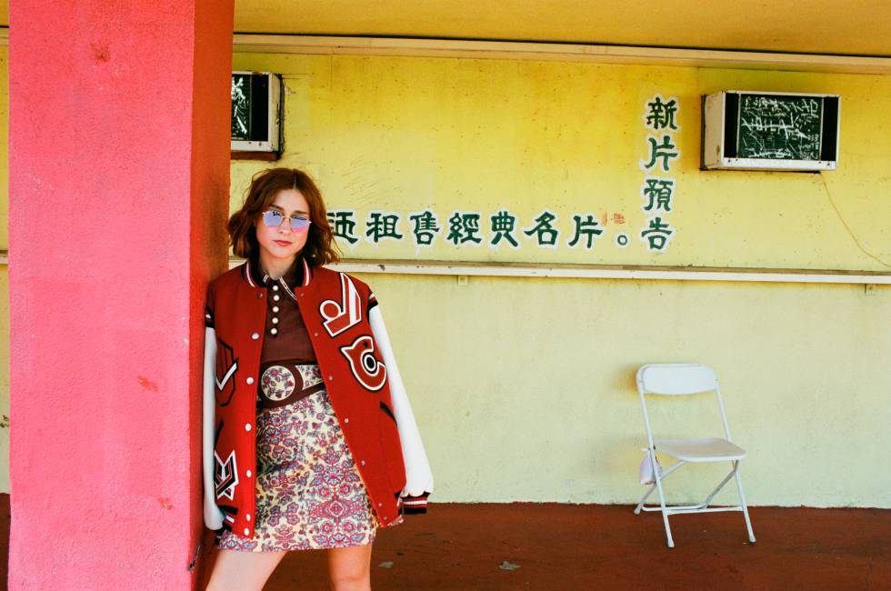 Russian Red en el Chinatown de Los Ángeles con minivestido y bomber oversize de Coach. Las gafas son el modelo Round Metal de Ray-Ban. El tono unificado y luminoso de su piel se consigue con el fondo de maquillaje Touche Éclat Le Teint de YSL Beauté. Russian Red en el Chinatown de Los Ángeles con minivestido y bomber oversize de Coach. Las gafas son el modelo Round Metal de Ray-Ban. El tono unificado y luminoso de su piel se consigue con el fondo de maquillaje Touche Éclat Le Teint de YSL Beauté.