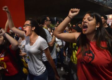 Partidarios de la presidenta suspendida, Dilma Rousseff, durante una manifestaci&oacute;n en Sao Paulo, en contra del juicio pol&iacute;tico al que est&aacute; sometida. 