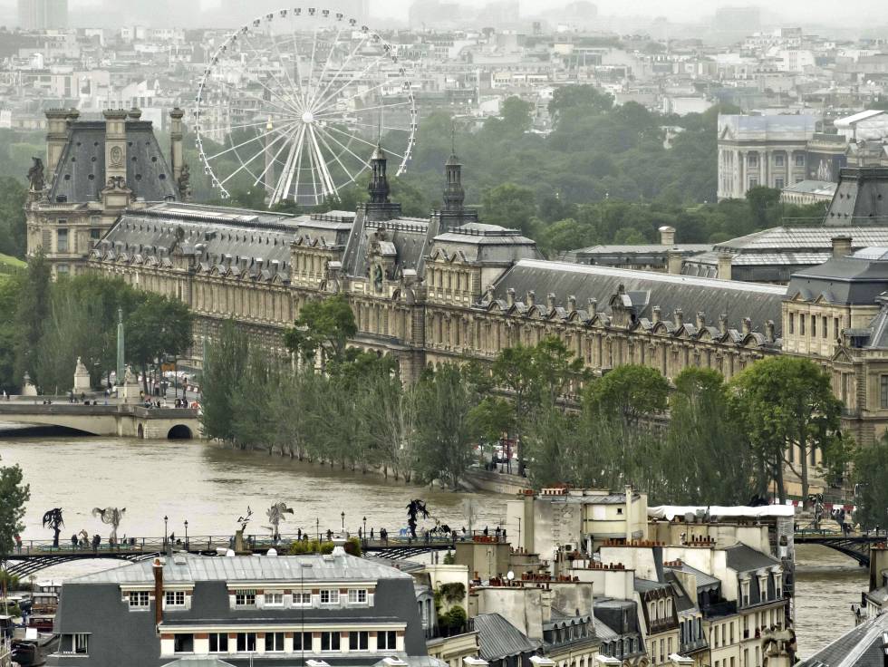 Vista del Museo del Louvre de París, amenazado por la subida de las aguas del río Sena. 