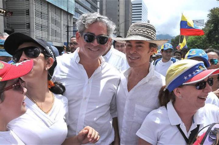 Boris Izaguirre junto a amigos en la manifestación de ayer contra Maduro.