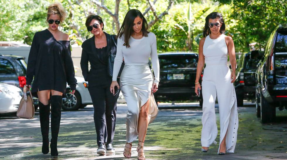 Kris Jenner, la segunda a la izquierda, con sus hijas Kourtney, Kim y Khloe Kardashian.