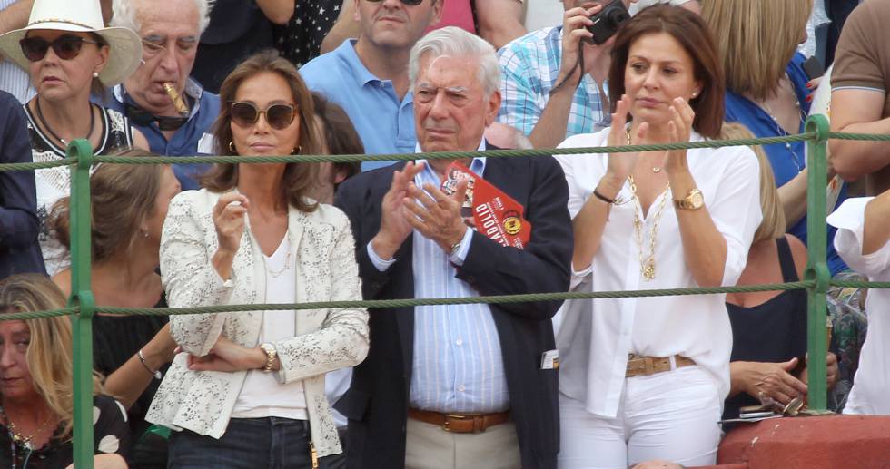 Isabel Preysler, Mario Vargas Llosa y Nuria Fernández, en Valladolid.