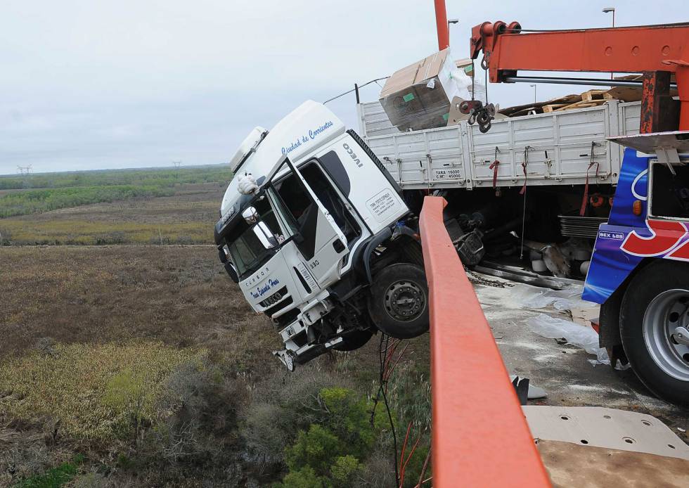 La cabina del camión quedó golgada sobre una de las barandas del puente Zárate-Brazo Largo.