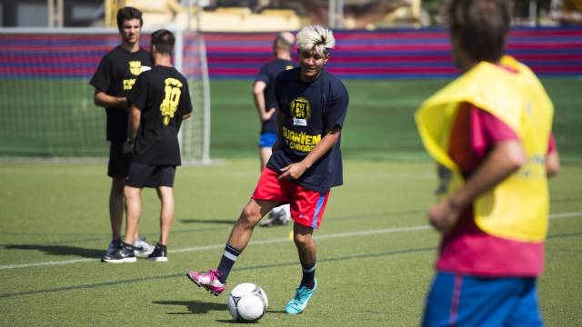 Fútbol a tres tiempos en Camp Barça contra una enfermedad olvidada Fútbol a tres tiempos en Camp Barça contra una enfermedad olvidada