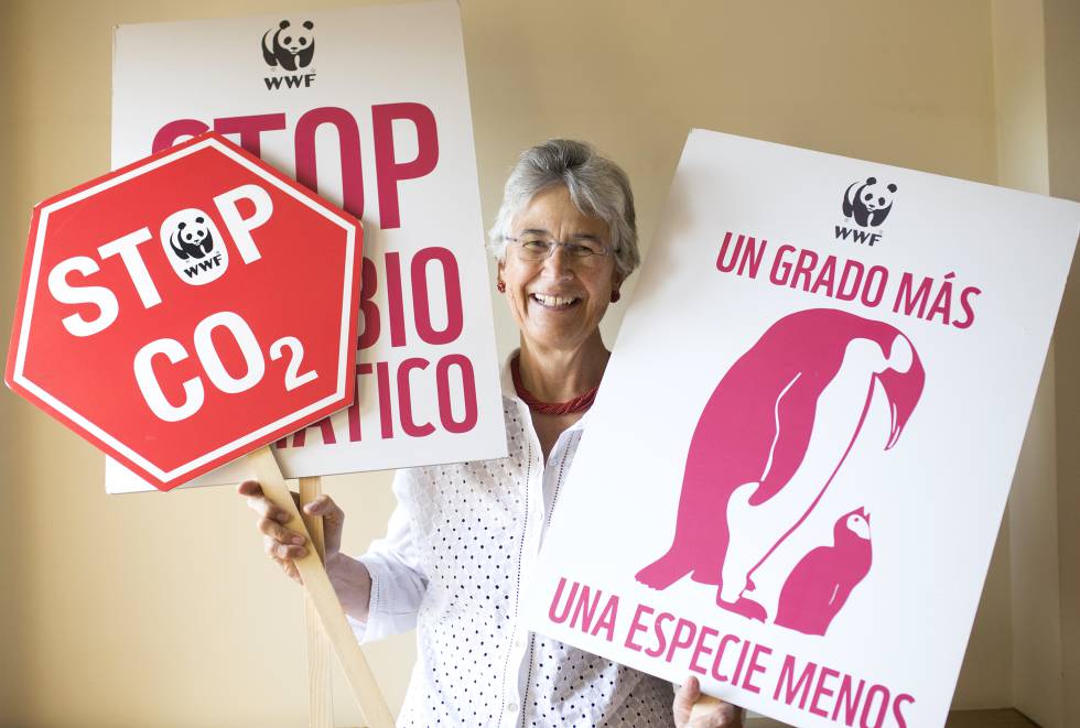 Yolanda Kakabadse con pancartas contra el cambio climático.