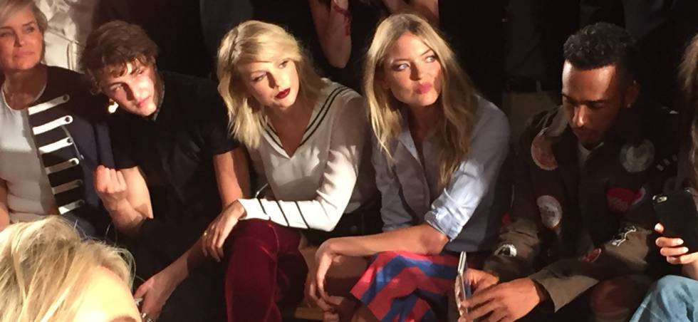 Yolanda Hadid, Anwar Hadid, Taylor Swift, Martha Hunt y Lewis Hamilton, en primera fila durante el desfile de Tommy Hilfiguer.