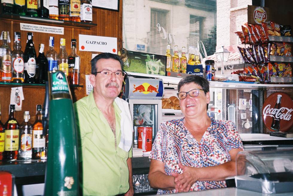 La mujer que hace posible el bar más mítico de Malasaña