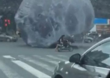 Un hinchable gigante recorre sin control la ciudad china de Fuzhou Un hinchable gigante recorre sin control la ciudad china de Fuzhou